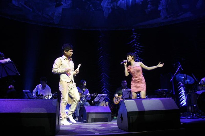 Trong đêm nhạc mang chủ đề tình yêu này, 2 giọng ca trữ tình là Tấn Minh và Uyên Linh đã cùng đứng chung trên một sân khấu thể hiện một sự kết hợp tuyệt vời.